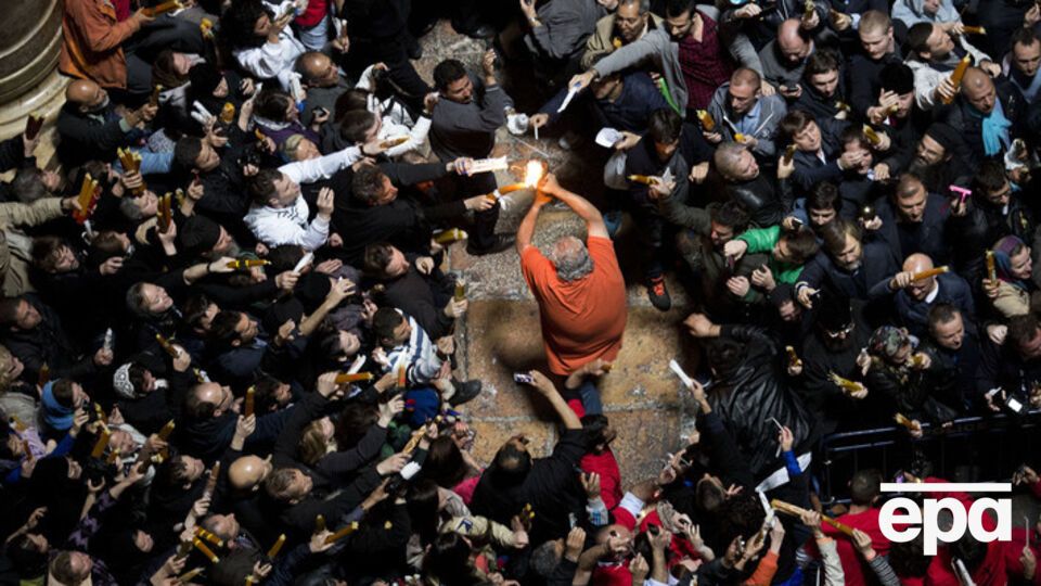 Благодатный огонь сошел в храме Гроба Господня