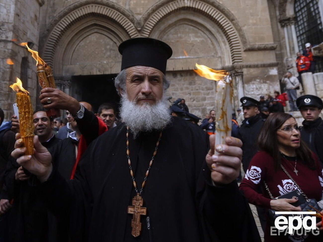 В Украину прибыл Благодатный огонь