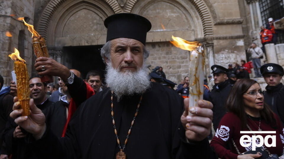 В Украину прибыл Благодатный огонь