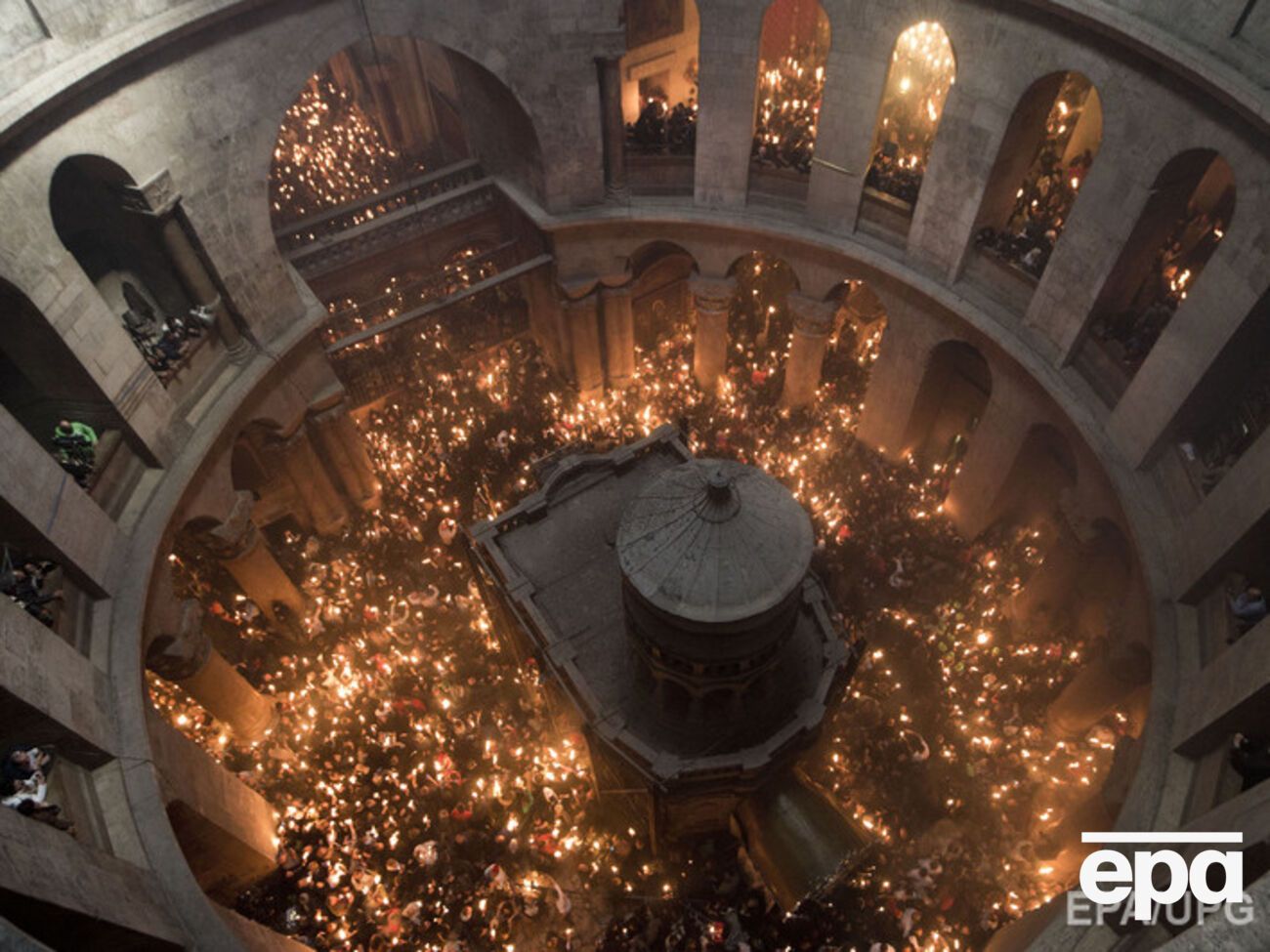 Храм Гроба Господня в Иерусалиме в момент схождения Благодатного огня