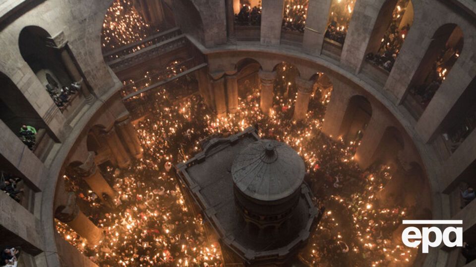 Храм Гроба Господня в Иерусалиме в момент схождения Благодатного огня