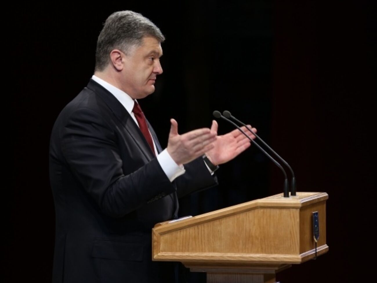 Порошенко внес изменения в закон о госзакупках