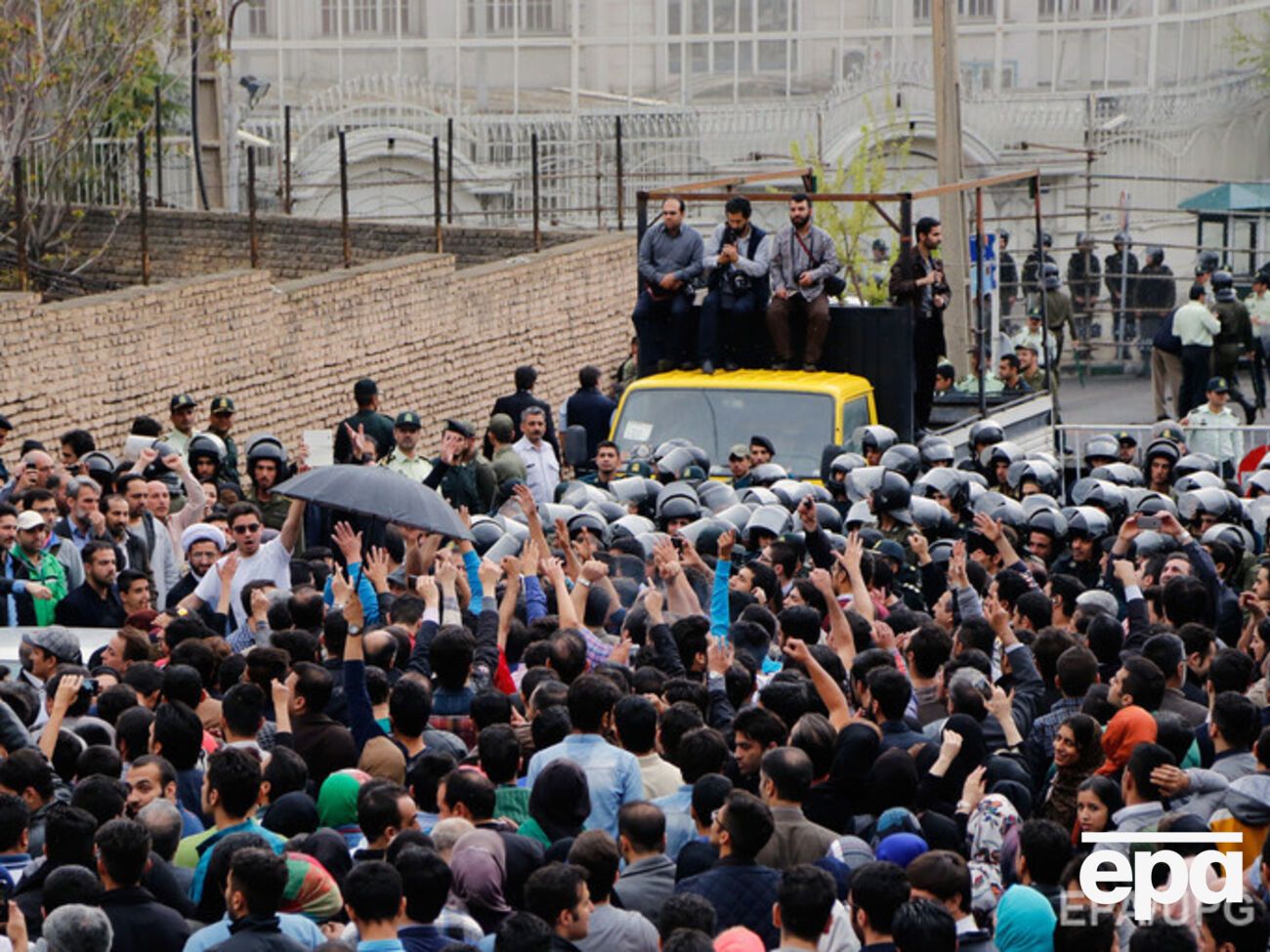 Более 300 митингующих пришли к посольству Саудовской Аравии в Тегеране