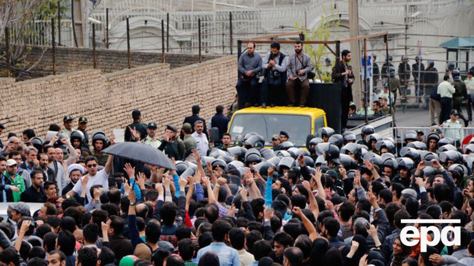 Более 300 митингующих пришли к посольству Саудовской Аравии в Тегеране