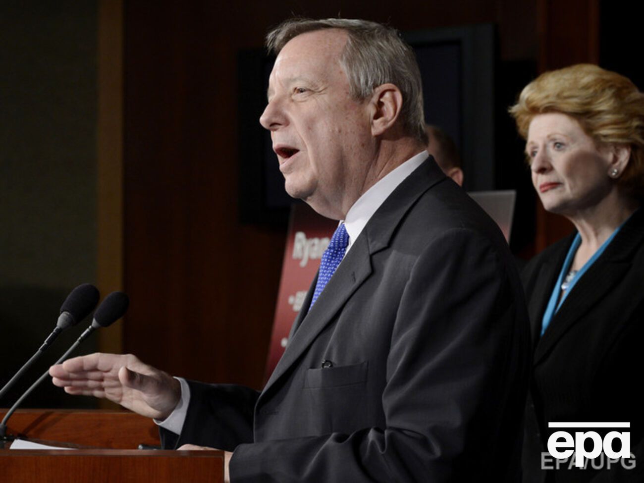 Дурбин выступает за поставки оружия Украине