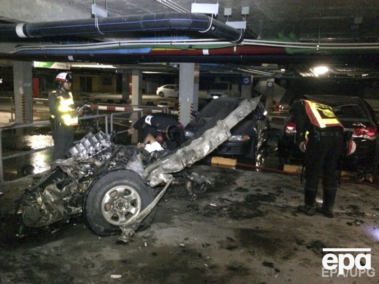 В результате взрыва повреждения получили 10 припаркованных рядом автомобилей