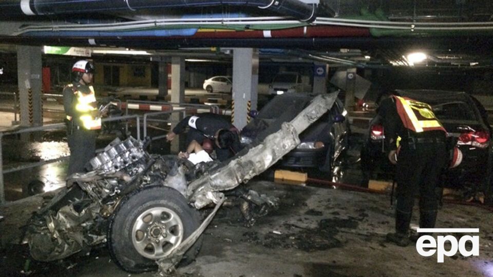 В результате взрыва повреждения получили 10 припаркованных рядом автомобилей