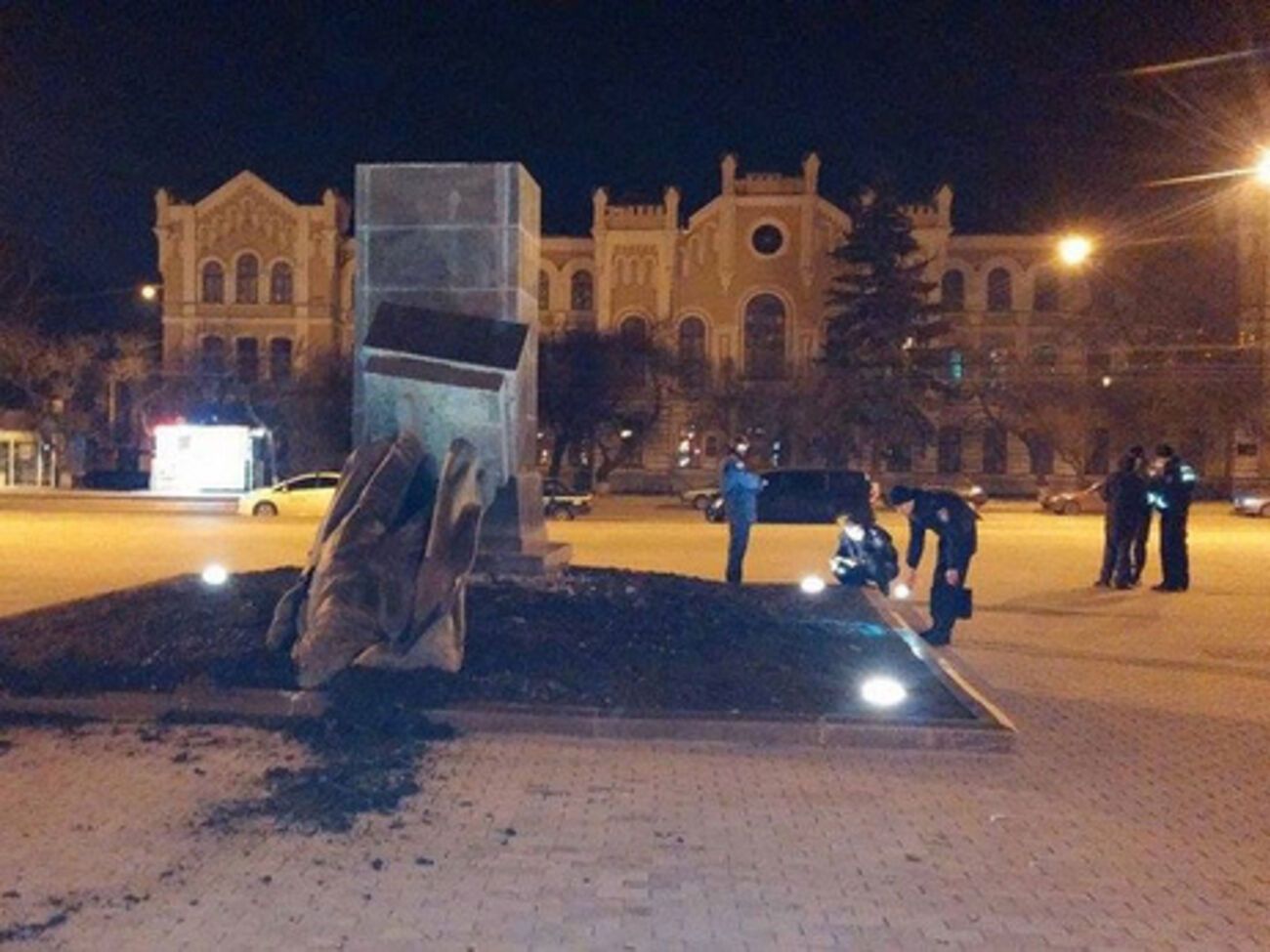 Памятник снесли в ночь на субботу, 11 апреля