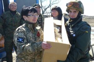 Волонтеры поздравили бойцов