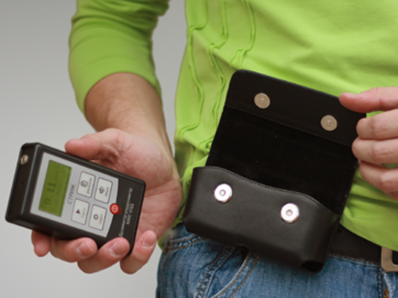 Дозиметр показал превышение уровня радиоактивного излучения часов вьетнамца &nbsp;более чем в пять раз