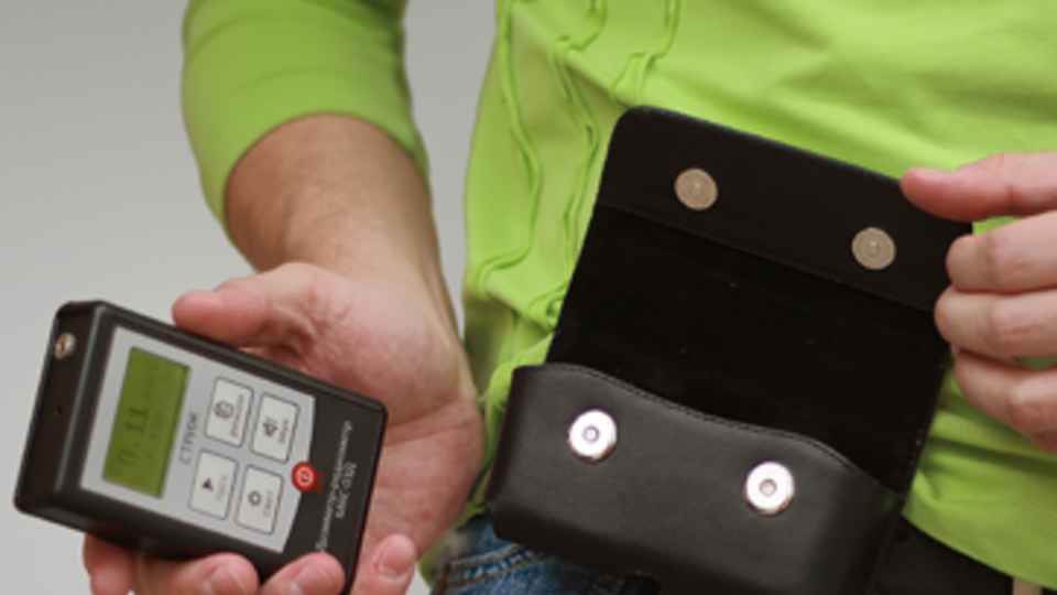 Дозиметр показал превышение уровня радиоактивного излучения часов вьетнамца более чем в пять раз