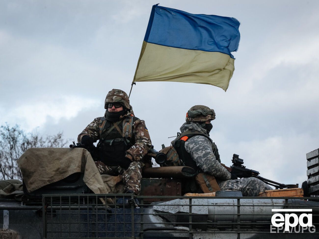 Боевики обстреливают военных из оружия, которое обязались отвести