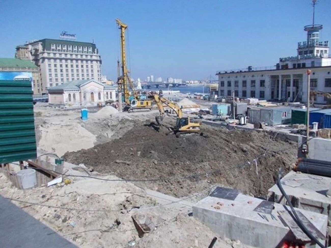 Археологи под верхним слоем (пристанью 18–19 века) обнаружили старые частоколы и срубы, которые, по мнению ученых, являются улицей Древнего Киева 11–13 века