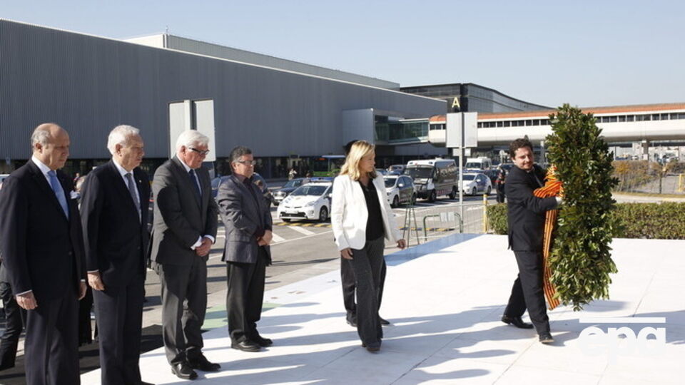 Главы МИД трех государств приехали почтить память жертв авиакатастрофы