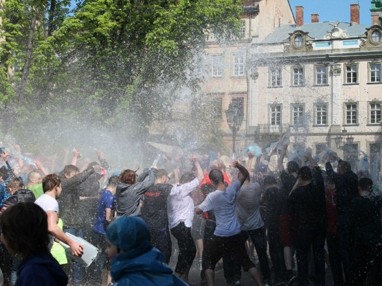 Во Львове отпраздновали Поливальный понедельник. Фоторепортаж