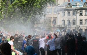 Во Львове отпраздновали Поливальный понедельник. Фоторепортаж