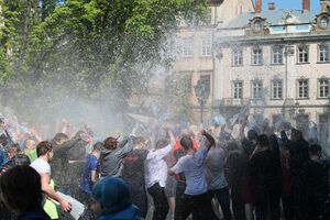 Во Львове отпраздновали Поливальный понедельник. Фоторепортаж
