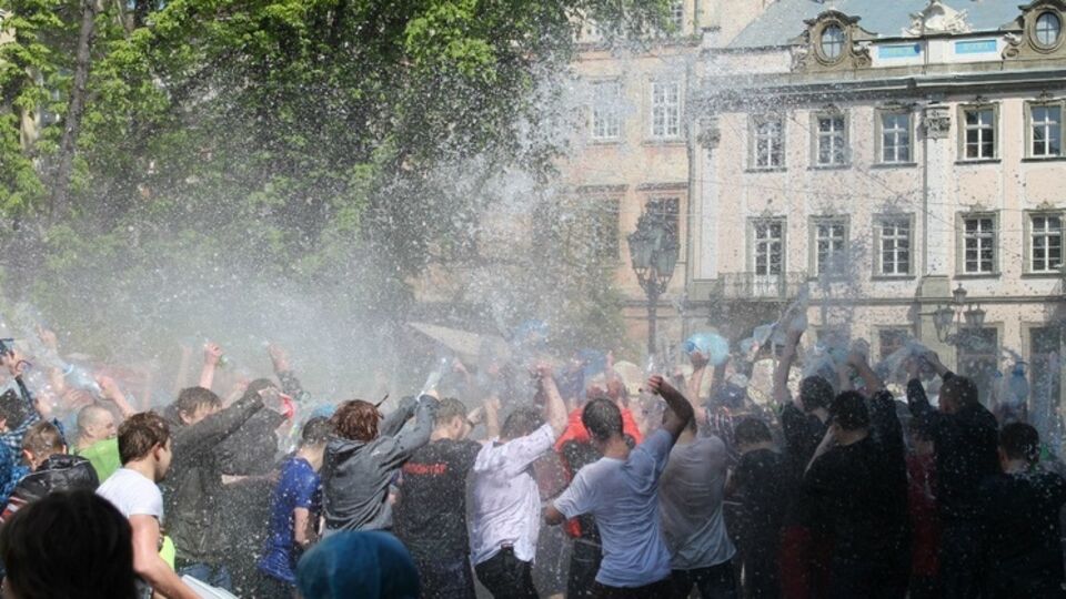 Во Львове отпраздновали Поливальный понедельник. Фоторепортаж