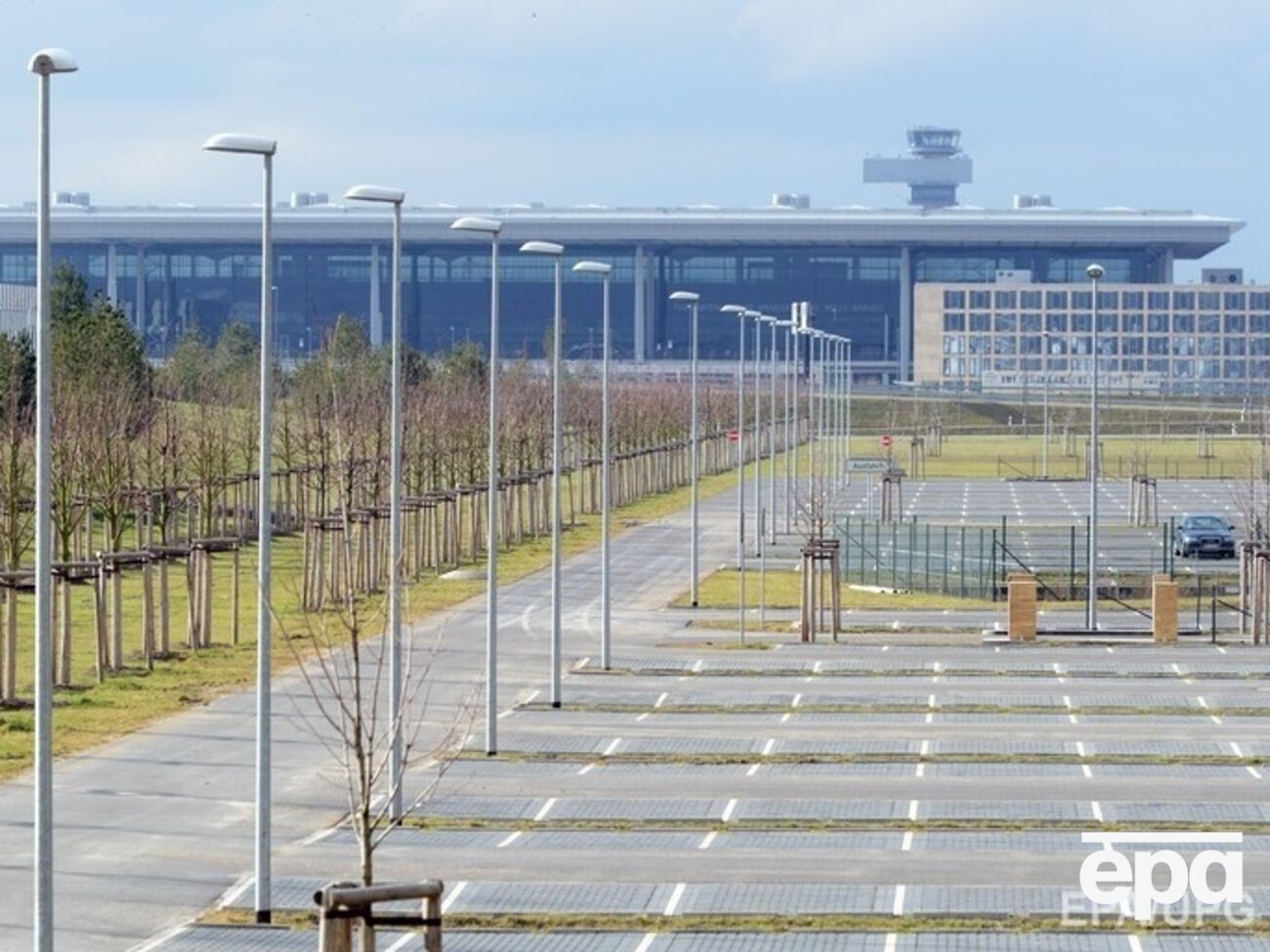 На место происшествия выехали десятки полицейских, а пассажирам было приказано покинуть терминал и отойти на 100 метров от здания