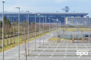 На место происшествия выехали десятки полицейских, а пассажирам было приказано покинуть терминал и отойти на 100 метров от здания