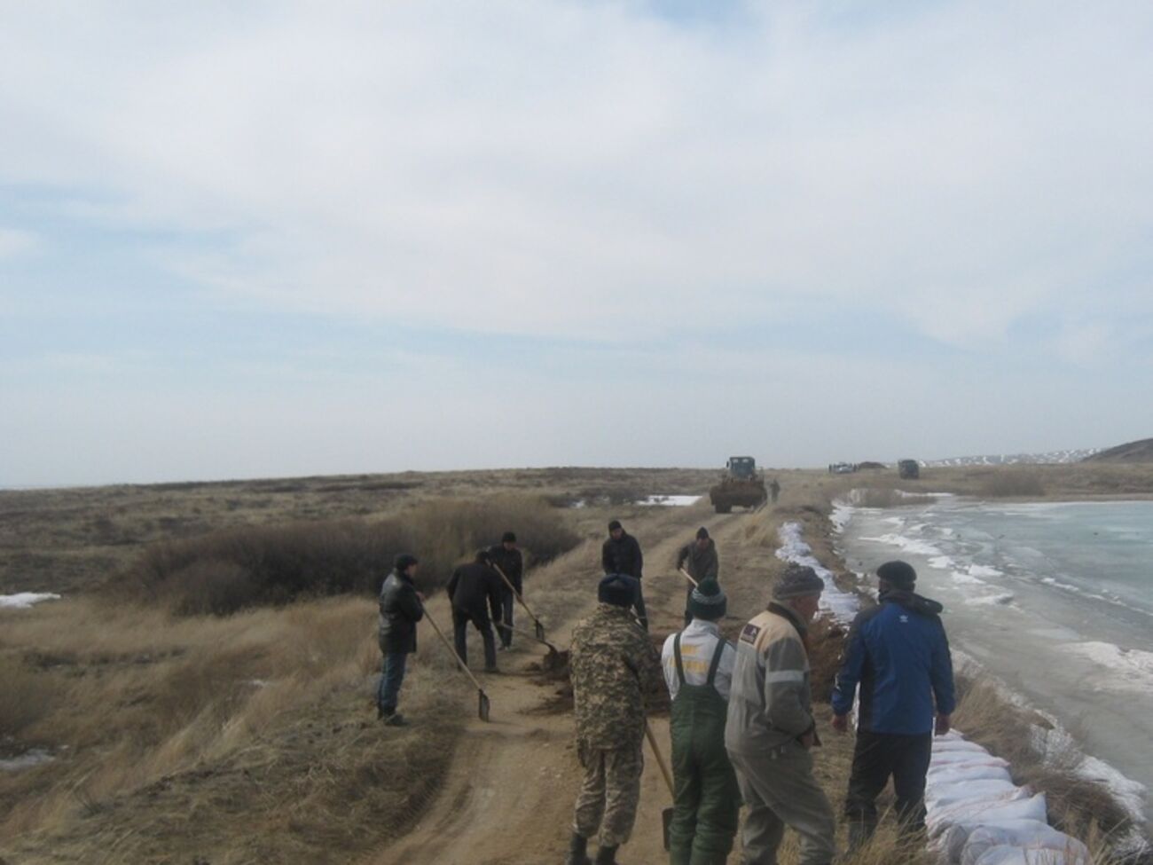 Спасатели перекрывают затопленные дороги