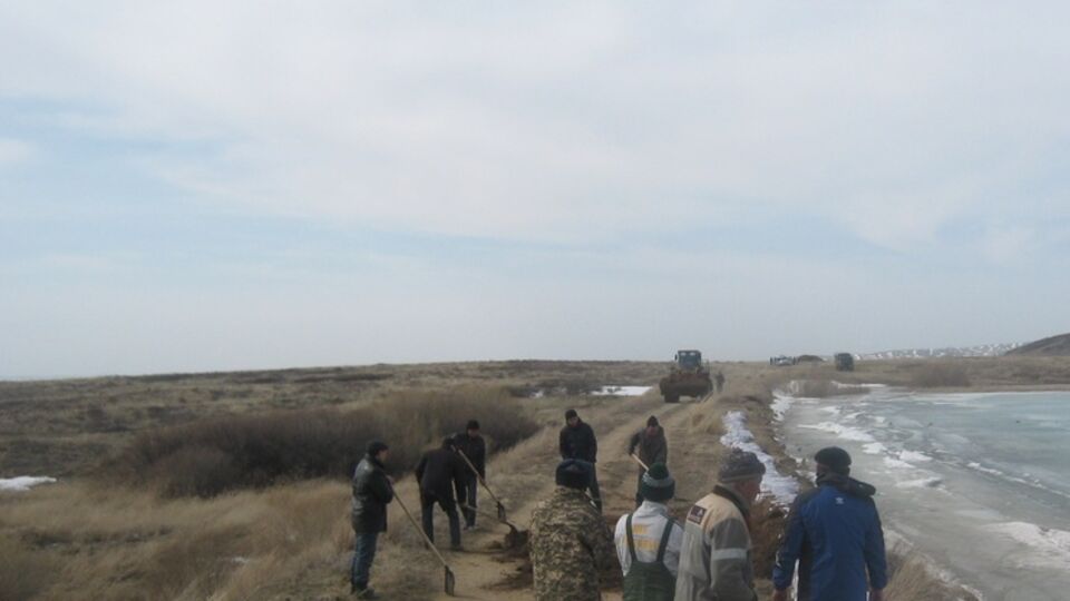 Спасатели перекрывают затопленные дороги