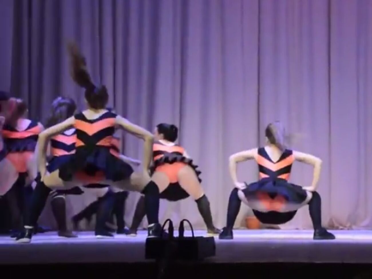 На сцене несовершеннолетние исполняли танец в стиле тверк или booty dance