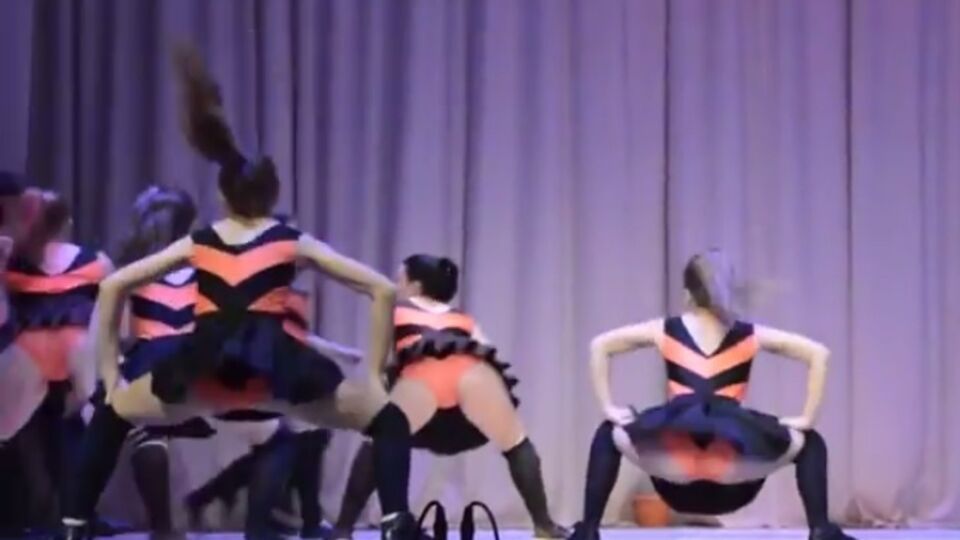 На сцене несовершеннолетние исполняли танец в стиле тверк или booty dance