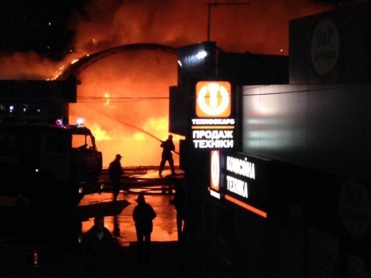 Огонь возле "Позняков" начался около полуночи 13 апреля