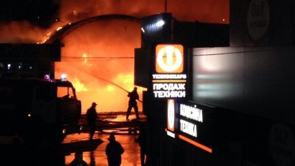 Огонь возле "Позняков" начался около полуночи 13 апреля