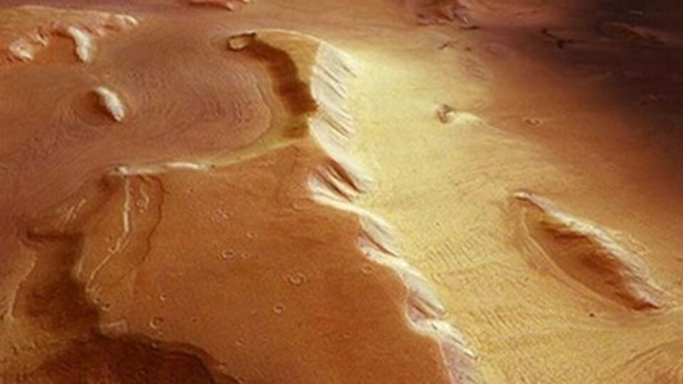 Ученые не исключают наличие на Марсе жидкой воды