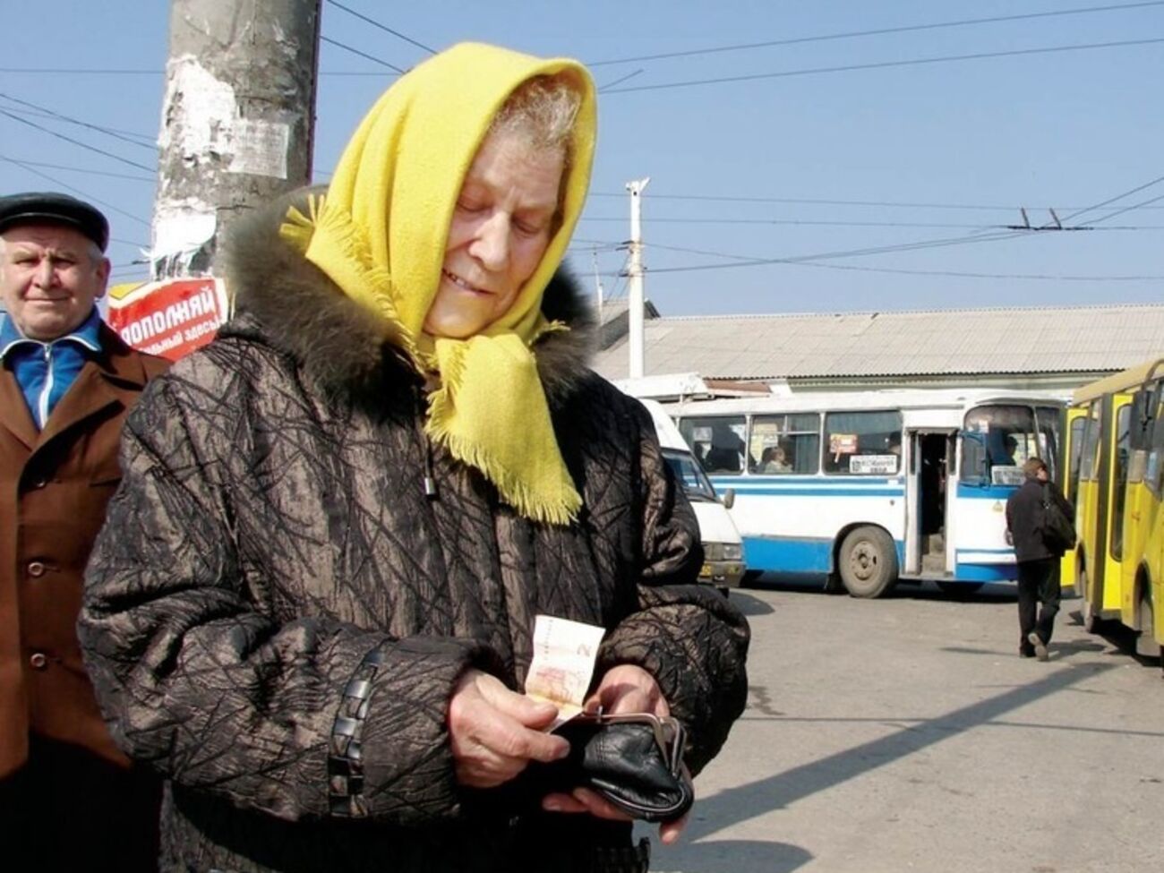 СМИ: В "ДНР" пенсионеры стоят в очередях за деньгами по несколько дней