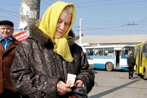 СМИ: В "ДНР" пенсионеры стоят в очередях за деньгами по несколько дней