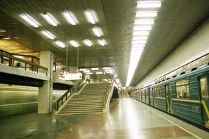 Остатки торговых конструкций несут реальную угрозу безопасности пассажиров, поэтому данный вход не будет работать, пока владельцы киосков будут проводить демонтажные работы