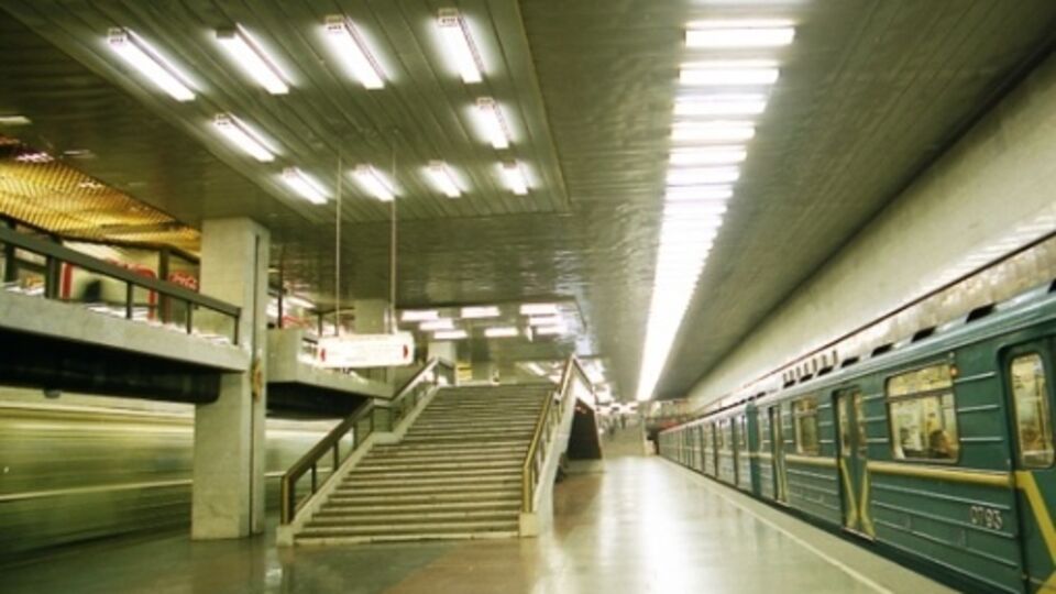 Остатки торговых конструкций несут реальную угрозу безопасности пассажиров, поэтому данный вход не будет работать, пока владельцы киосков будут проводить демонтажные работы