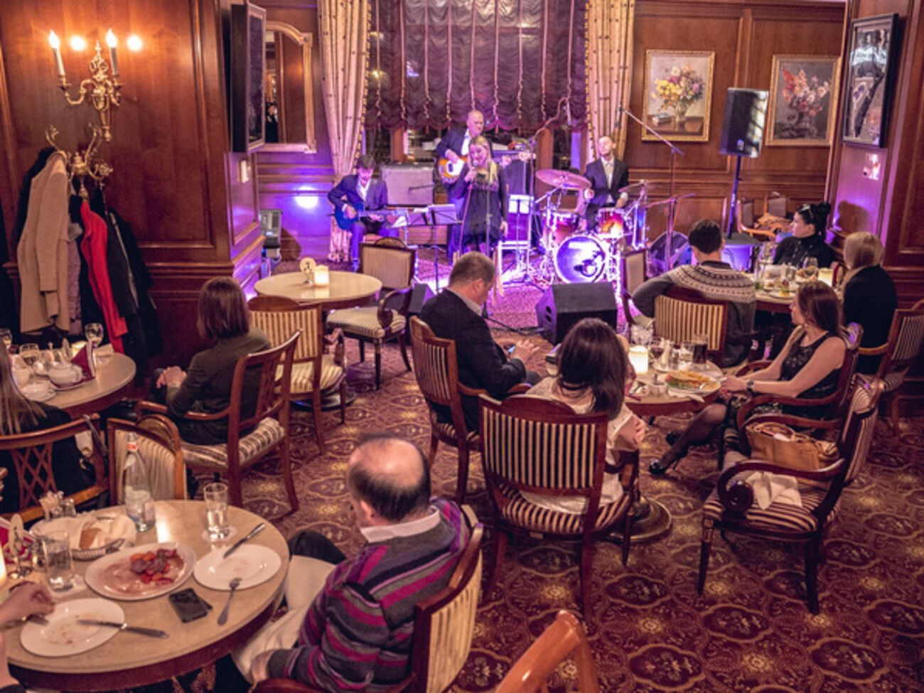 В этот вечер в джазе --- только девушки