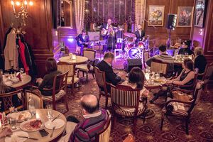 В этот вечер в джазе --- только девушки