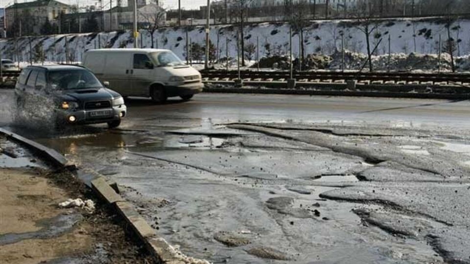 Молодые активисты "залатают" ямы в асфальте креативными цветочными композициями, которые изготовят из живых цветов и декоративных материалов