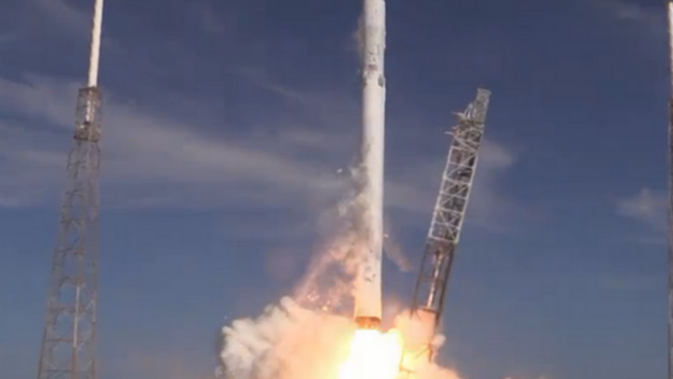 Dragon должен пристыковаться к МКС 15 апреля