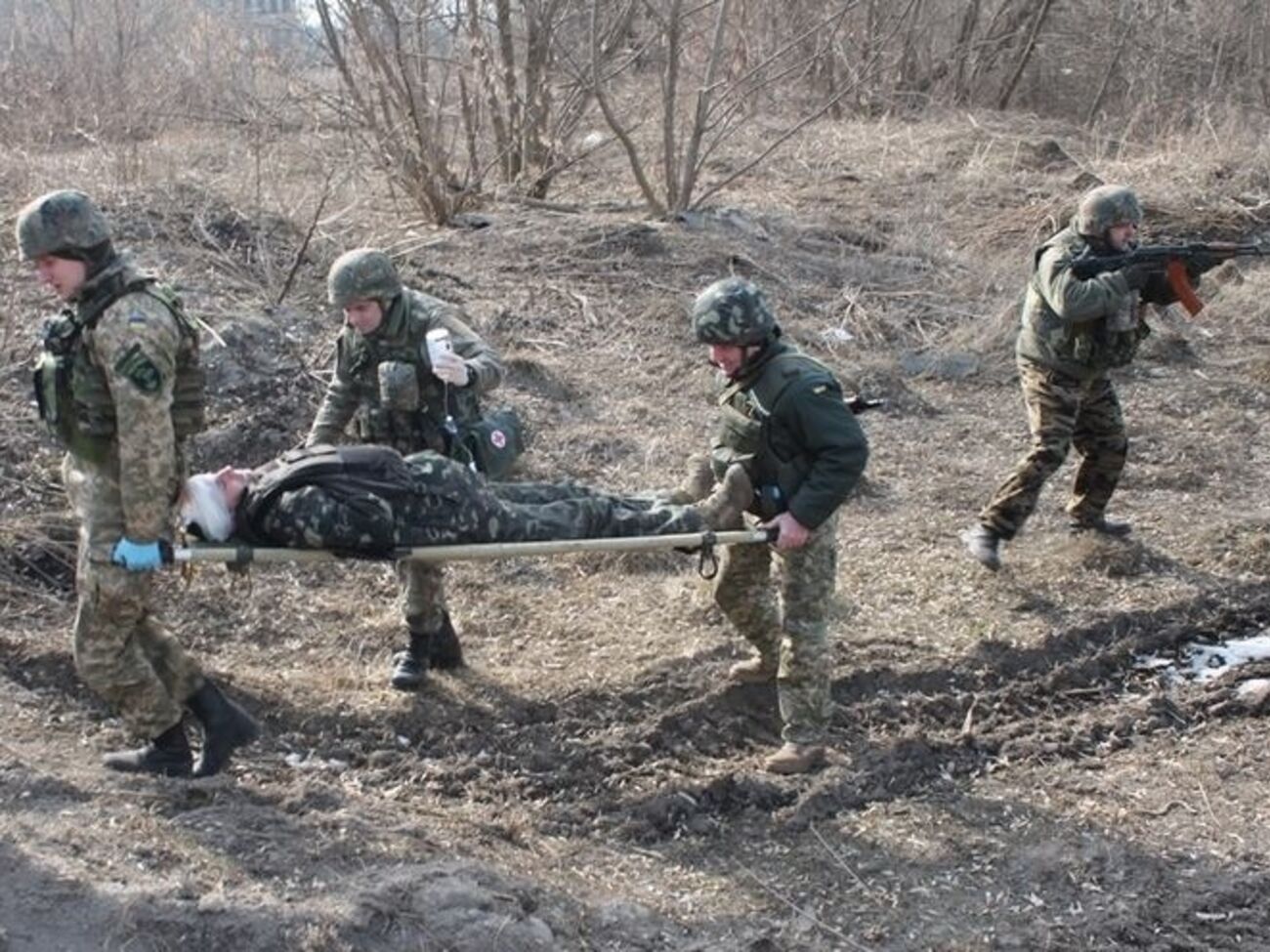 Военные медики изучали порядок оказания медпомощи при огневом контакте с противником и вынос раненых с поля боя