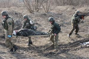 Военные медики изучали порядок оказания медпомощи при огневом контакте с противником и вынос раненых с поля боя