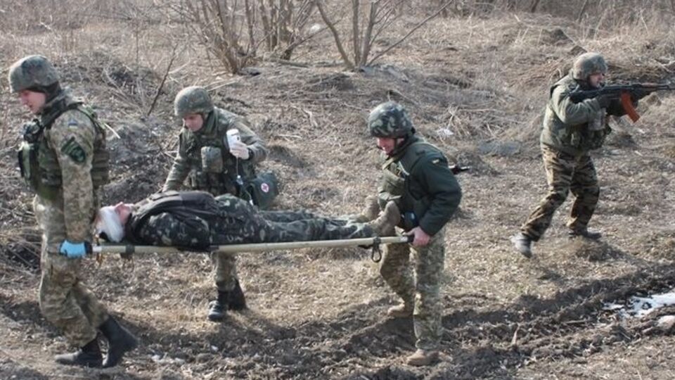 Военные медики изучали порядок оказания медпомощи при огневом контакте с противником и вынос раненых с поля боя