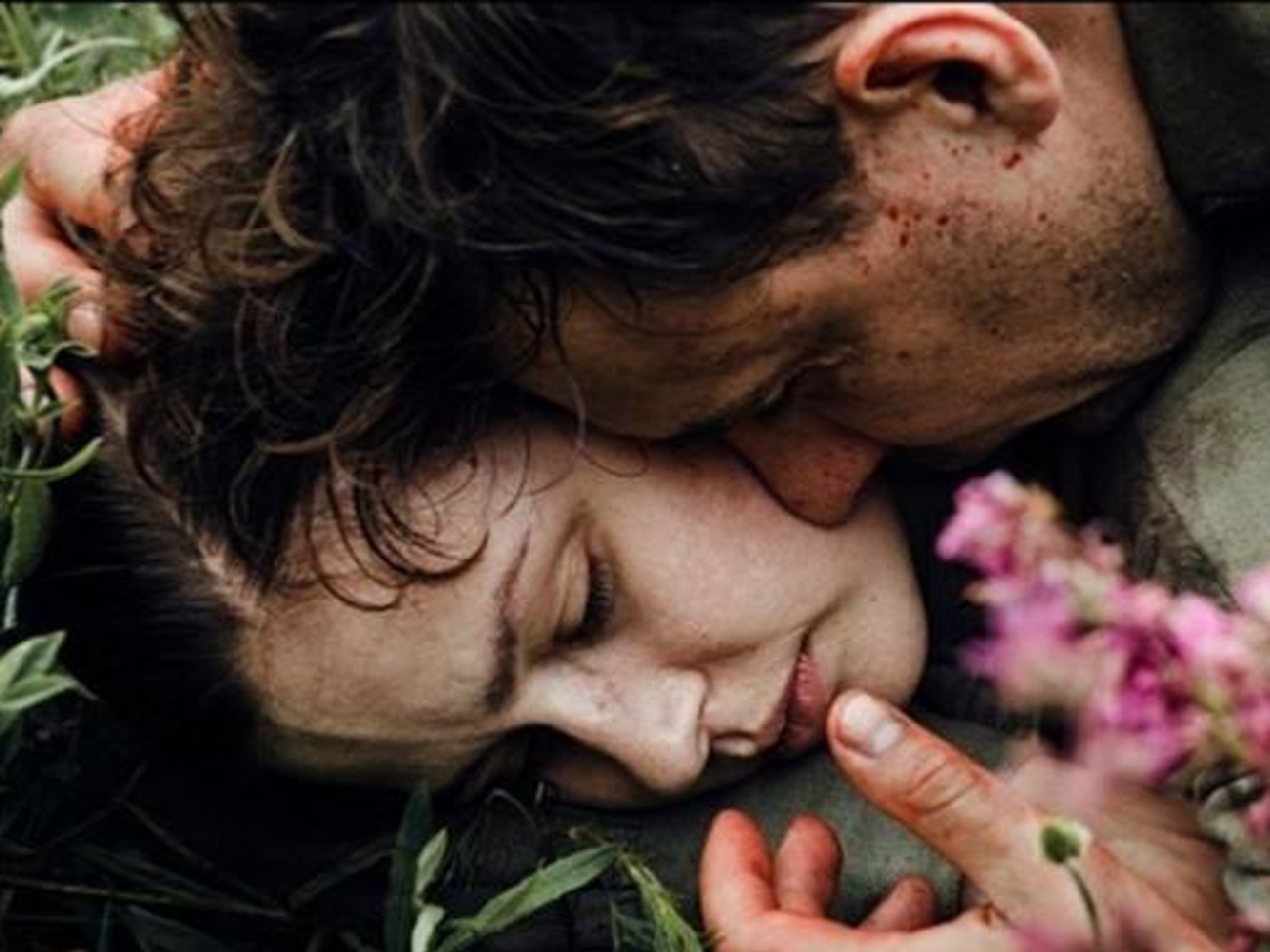 Личную жизнь советской снайперши Людмилы Павличенко, в реальности имевшей мужа и сына, в фильме изрядно романтизировали. Людмила (Юлия Пересильд) со снайпером Леонидом Киценко (Евгений Цыганов)