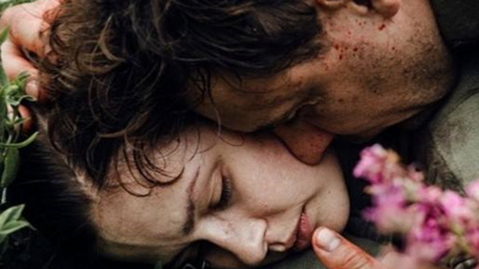 Личную жизнь советской снайперши Людмилы Павличенко, в реальности имевшей мужа и сына, в фильме изрядно романтизировали. Людмила (Юлия Пересильд) со снайпером Леонидом Киценко (Евгений Цыганов)