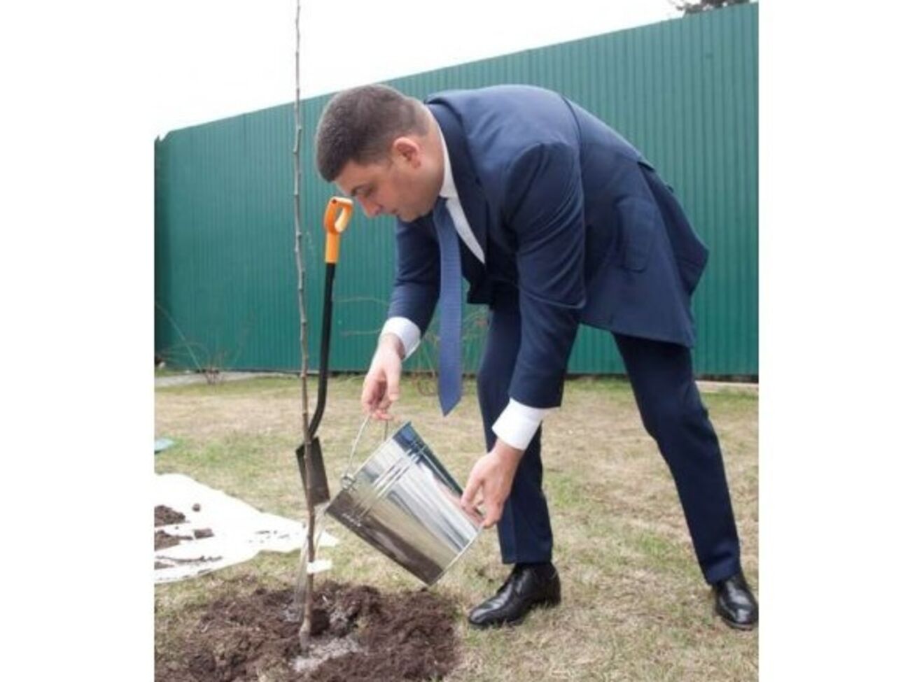 Гройсман посадил яблоню