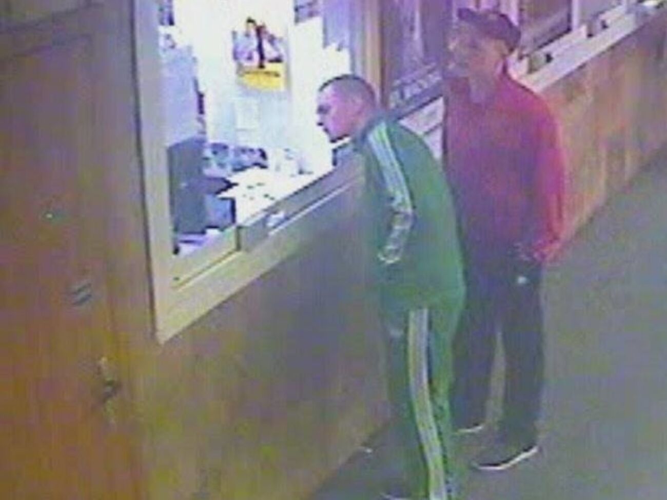 Подозреваемые в повреждении экрана кинотеатра