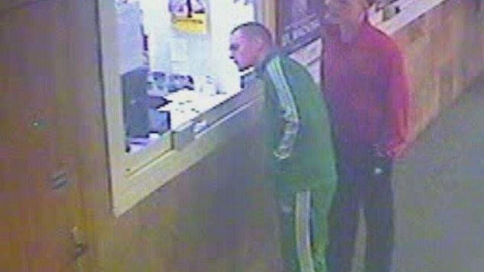 Подозреваемые в повреждении экрана кинотеатра