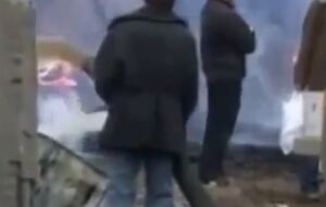 В России пожарные заливают огонь фекалиями. Видео