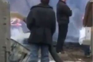 В России пожарные заливают огонь фекалиями. Видео