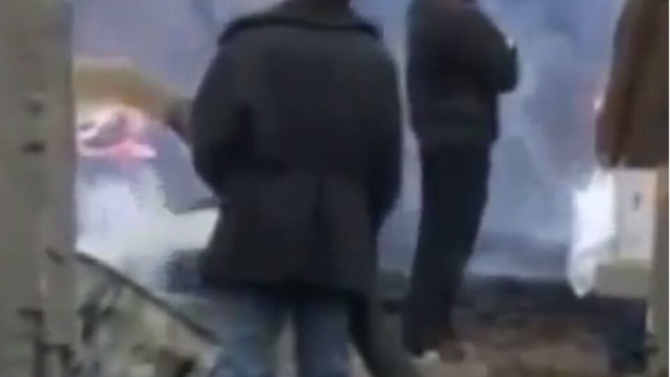 В России пожарные заливают огонь фекалиями. Видео